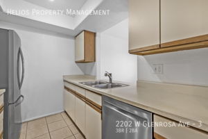 Building Photo - 2202 W Glenrosa Ave