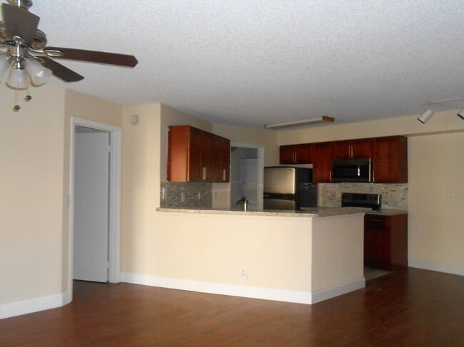 Building Photo - spacious 2 Bed / 2 Bath Condo