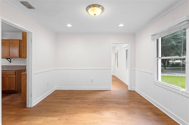 Building Photo - 605 N Amelia Ave