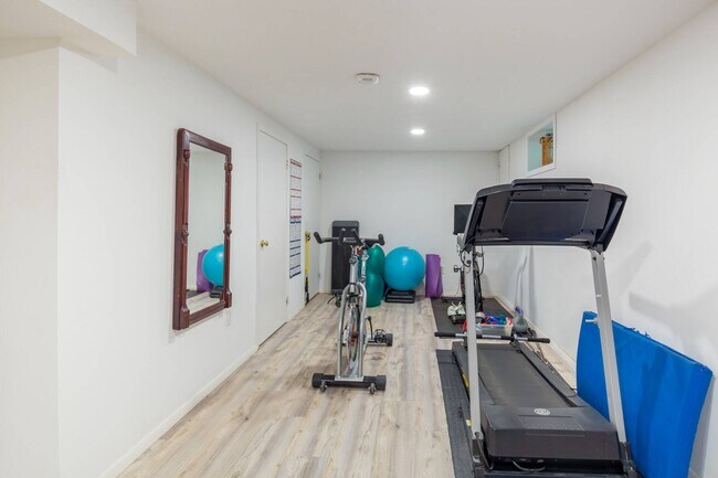 Building Photo - 49 Wooded Oak Ln