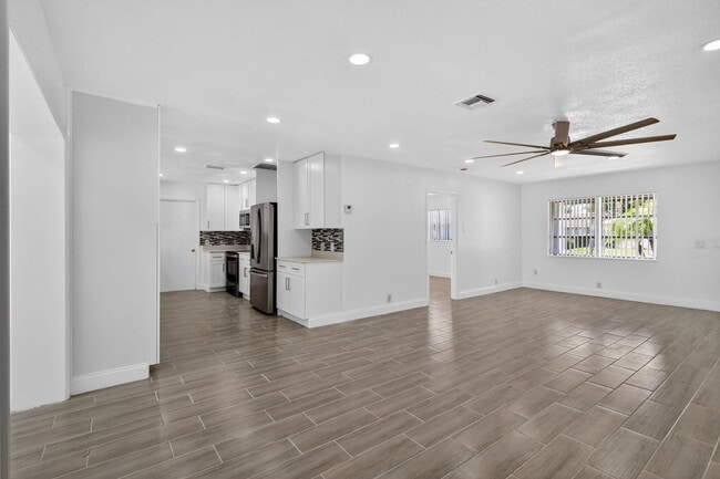 Building Photo - 600 S Mangonia Cir