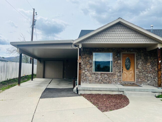 Building Photo - Walk to the lake, Beautiful Huntsville home built in 2007