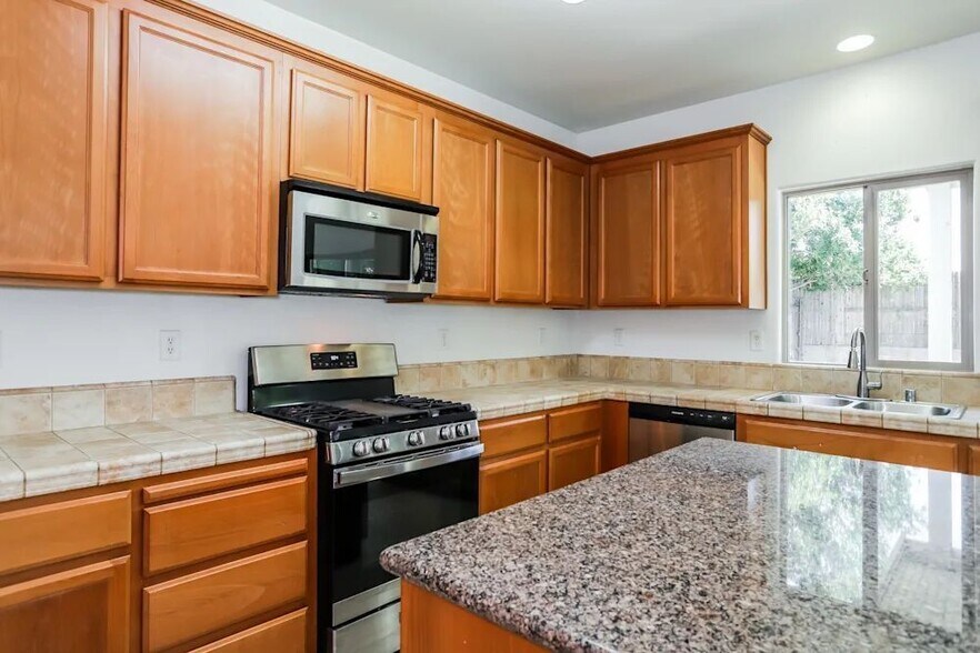 Building Photo - 1346 La Guardia Cir