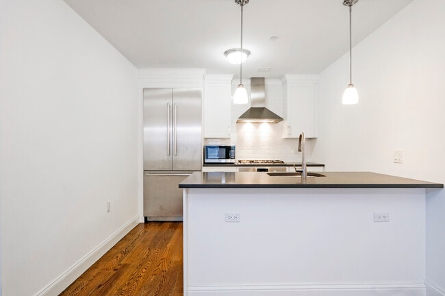 Building Photo - 10 Byron Pl