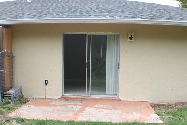 Building Photo - 933 SE 24th Ave