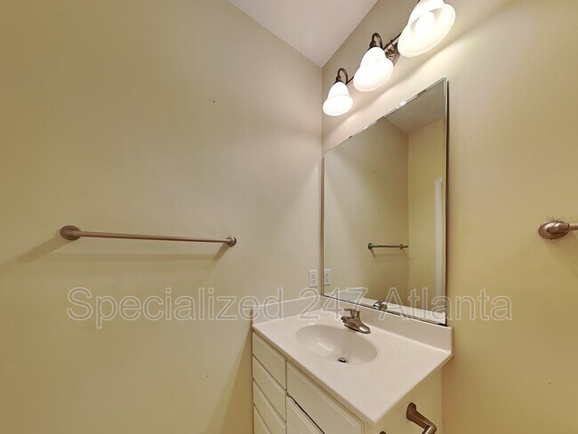 Building Photo - 3300 Dogwood Dr