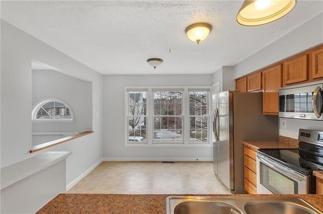 Building Photo - 1211 Meadowbrook Dr