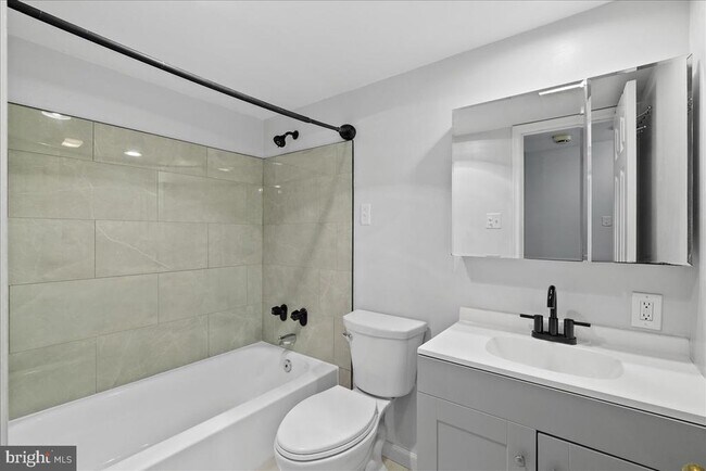 Building Photo - 1301 N Courthouse Rd