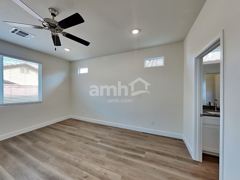 Building Photo - 2990 N Vigo Ave