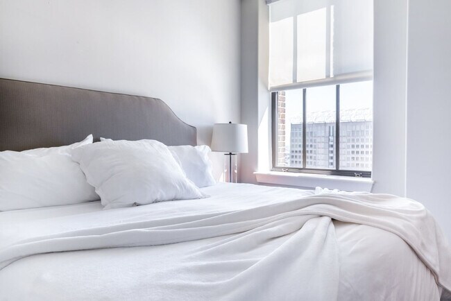 Building Photo - 10 Light St