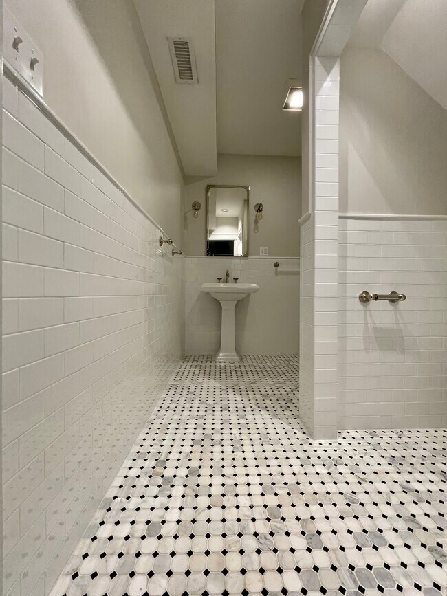 Building Photo - 1123 Boylston St
