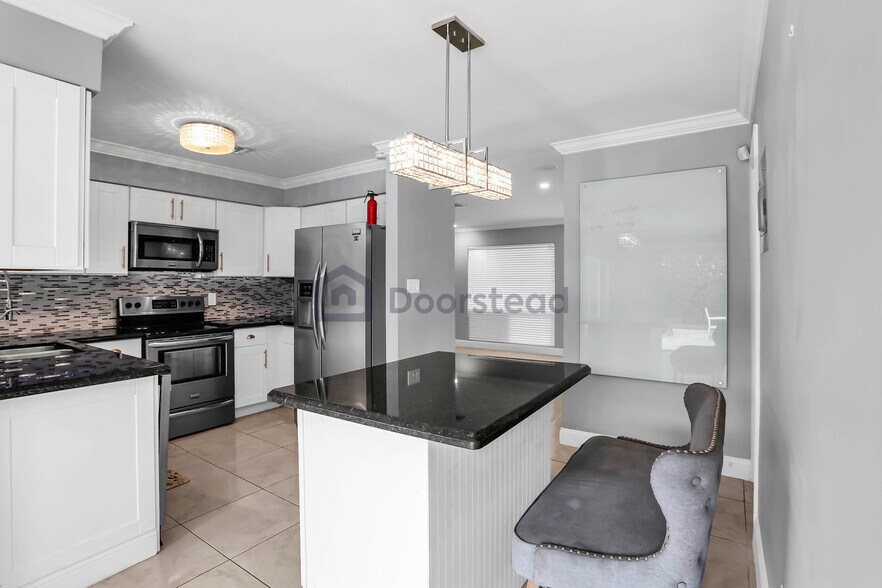 Building Photo - 241 NE 48th Ct