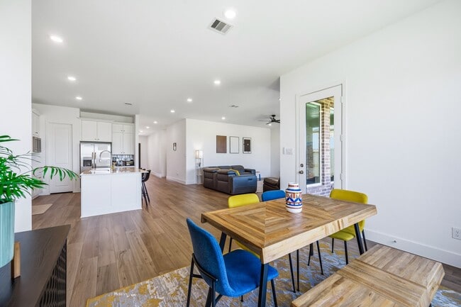 Building Photo - 31051 Sun Vly Dr