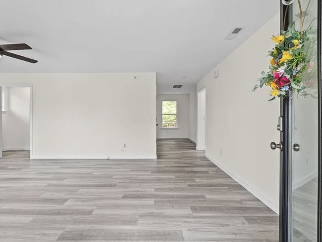 Building Photo - 4 Bedroom Home with Main-Level Primary and Fenced Backyard