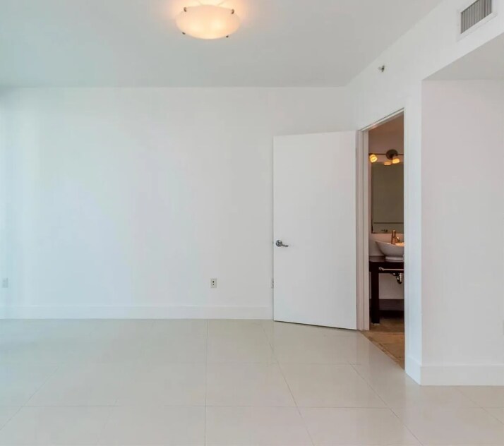 Building Photo - 350 S Miami Ave