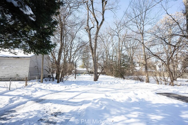 Building Photo - "Charming 3-Bedroom Retreat with Hardwood ...