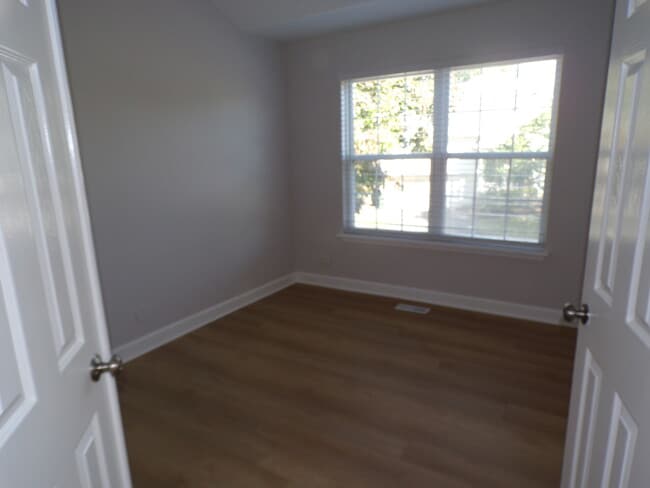 Building Photo - 891 Essex Cir