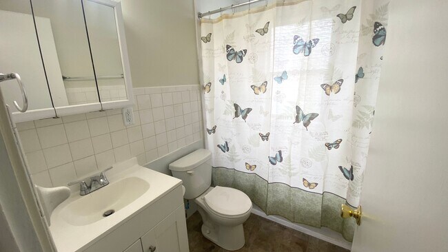 Building Photo - Beautiful 3 Bedroom Home Available after J...