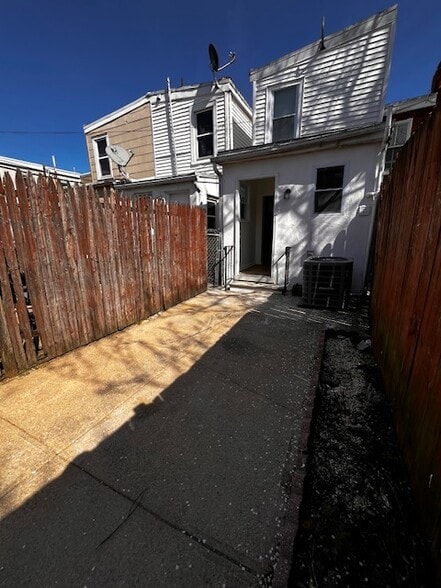 Building Photo - 205 Porter St