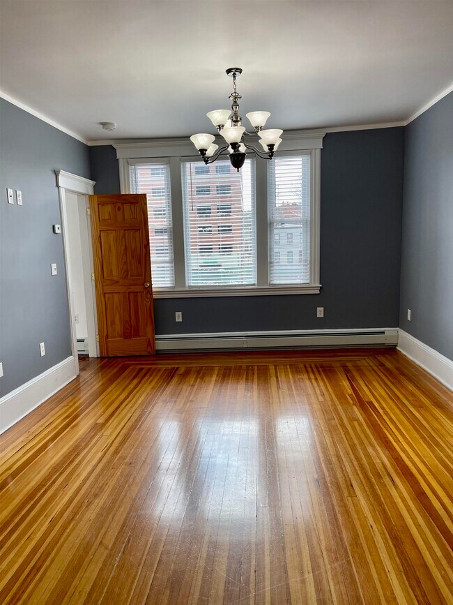 Building Photo - 522 37th St