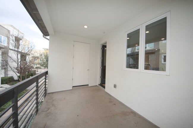 Building Photo - Dublin 3 stories 3 Beds, 3.5 Baths Townhouse in Boulevard community for rent