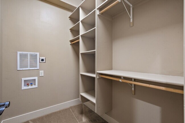 Building Photo - 923 S Lone Willow Ave