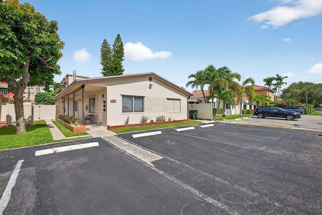 Building Photo - 1037 N Victoria Park Rd