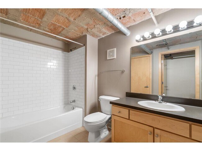 Building Photo - 521 S 7th St