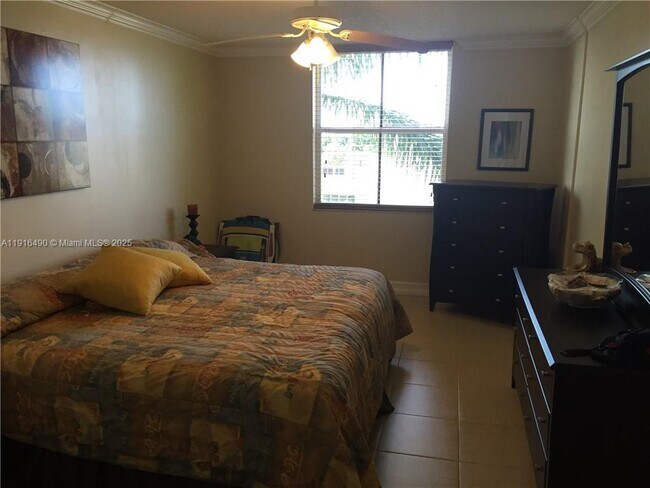 Building Photo - 1341 SE 3rd Ave