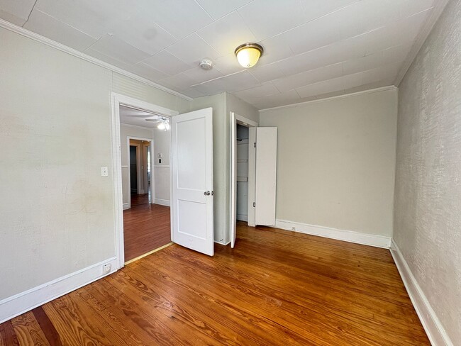 Building Photo - 2 Bedroom, 1 Bathroom House in High Point!