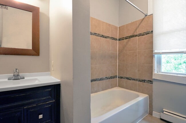 Building Photo - Updated 1-Bedroom Unit - Available Now!
