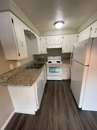 Building Photo - Pet Friendly 2 Bedroom in Lebanon!