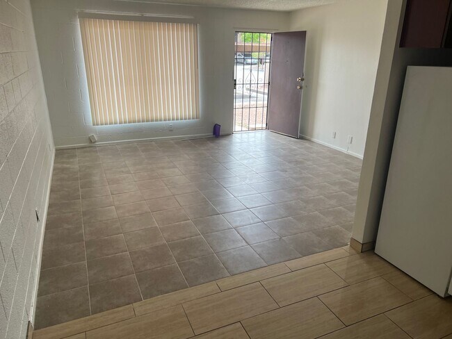 Building Photo - 2BED & 1BATH