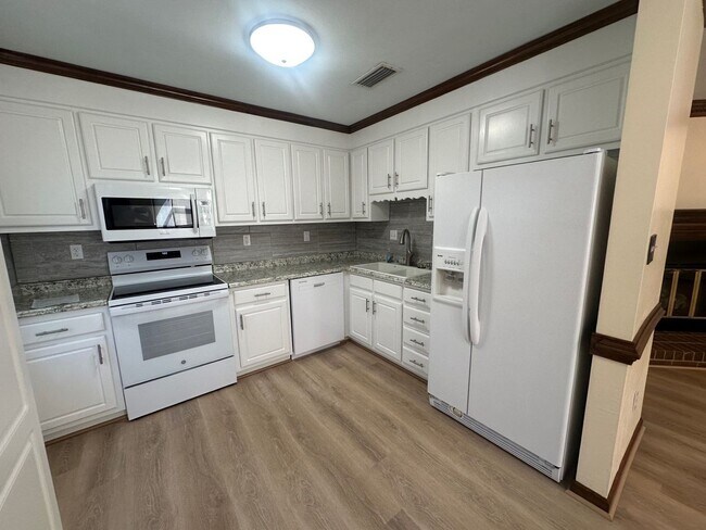 Building Photo - 2 Bed 2 Bath Townhouse