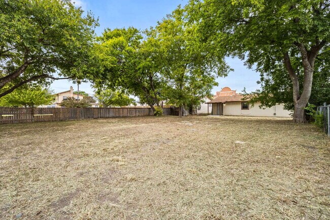 Building Photo - Spacious single story 2 bedroom 1 bath Ava...