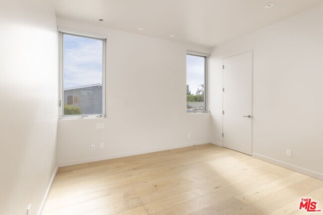 Building Photo - 707 Flower Ave