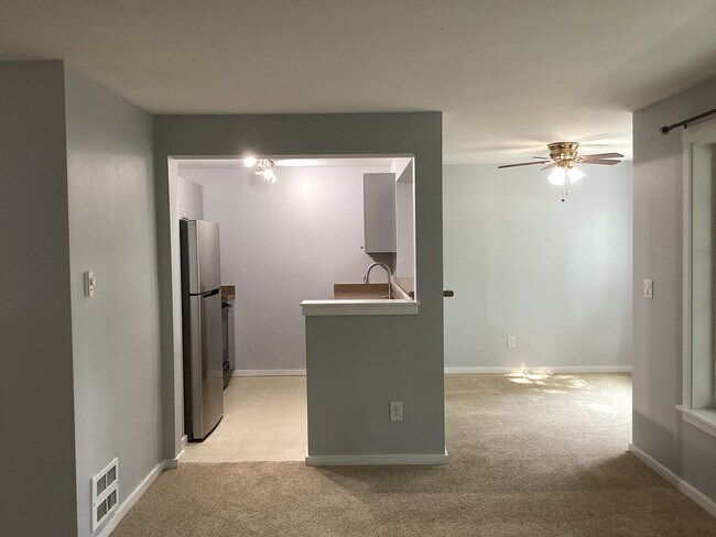Building Photo - Welcome Home to Comfort & Convenience in E...