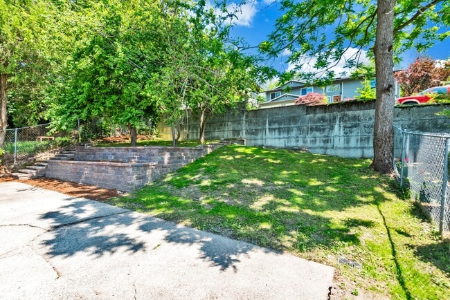 Building Photo - Spacious 3 Bed, 2.75 Bath Seward Park Home!