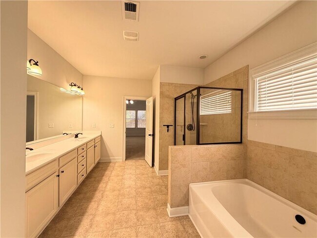 Building Photo - 235 Broadmoor Dr