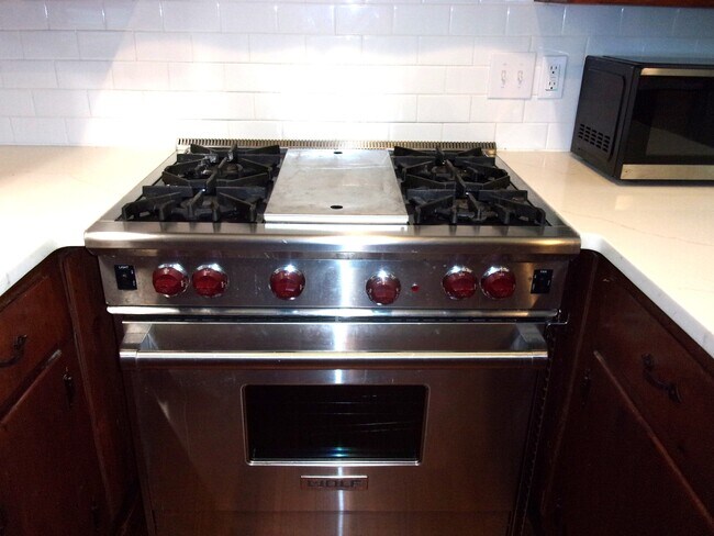 Building Photo - 304 Oak Dr