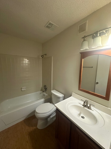 Building Photo - Room in Condo on Huntingdon Chase