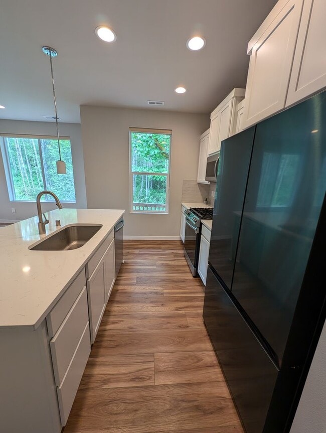 Building Photo - Pristine Bremerton 3 Bedroom Home AVAILABL...
