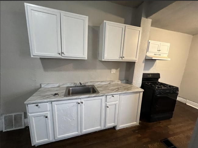 Building Photo - 824 Tyler St