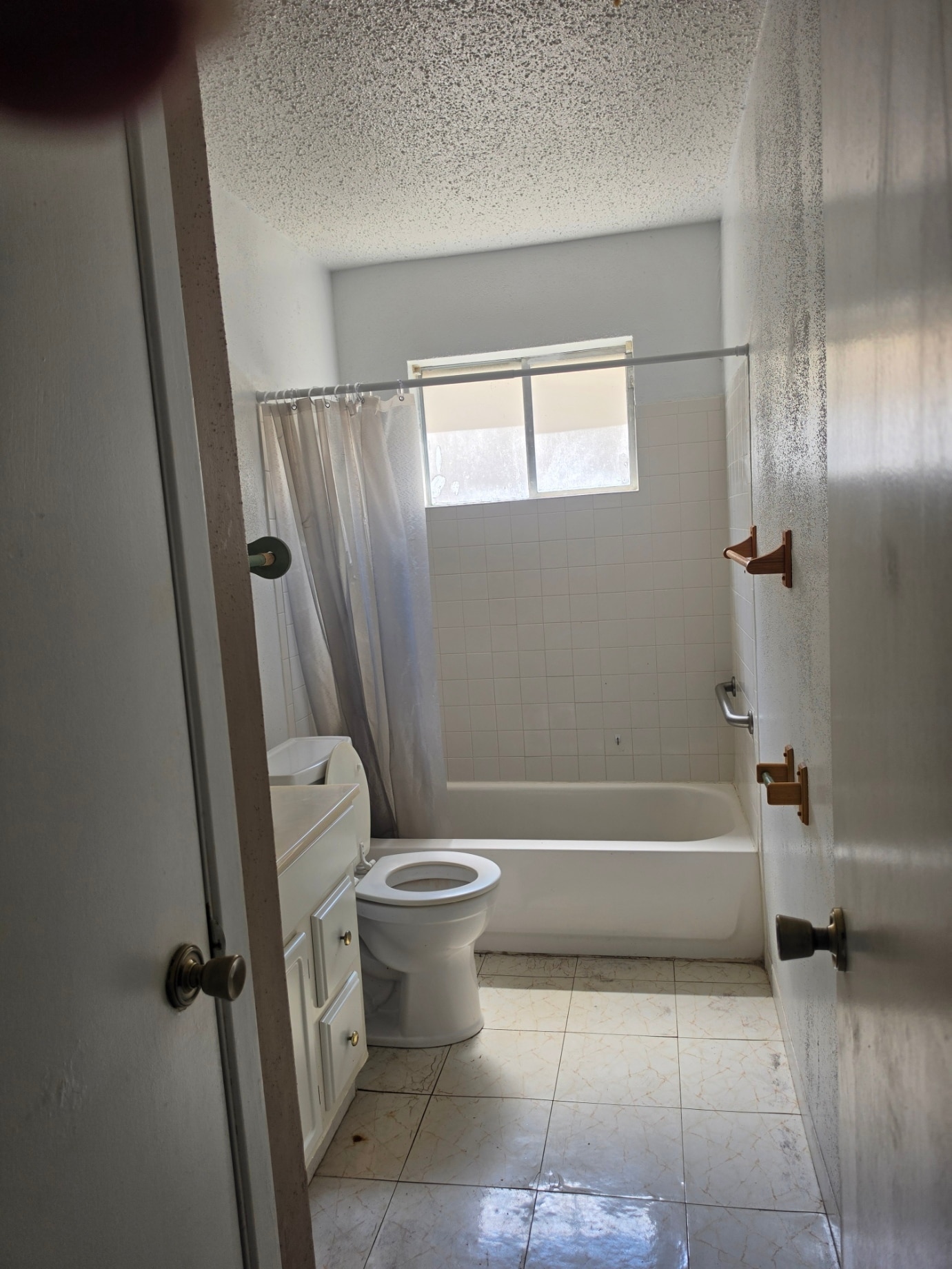 hall bathroom - 10990 Forest Gln