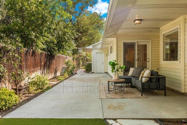 Building Photo - 2160 Dora Ln