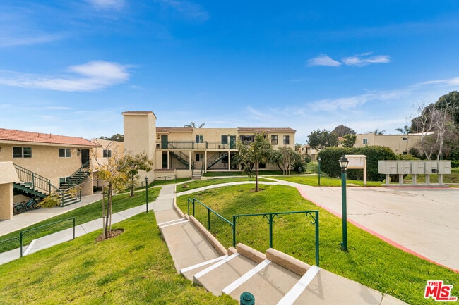 Building Photo - 6481 Kanan Dume Rd