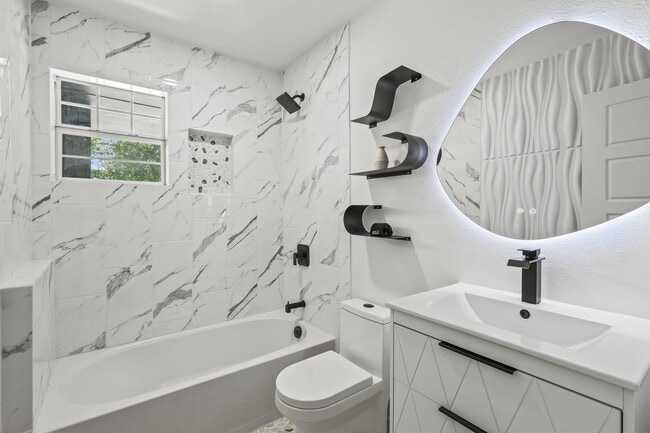 Building Photo - 3423 W Clarendon Dr