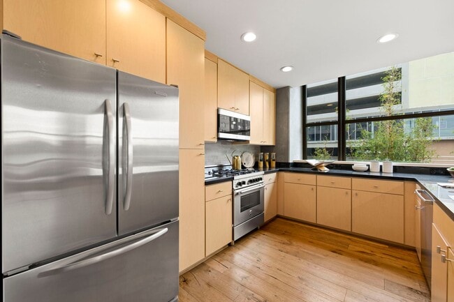 Building Photo - 2 Bed/2 Bath Luxury Condo at The Bond