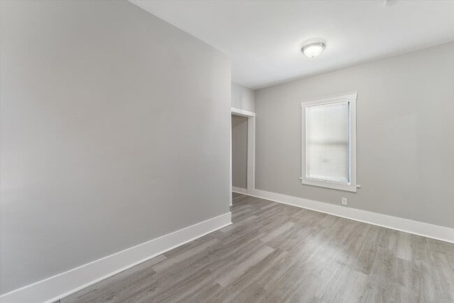 Building Photo - 1020 W 37th St