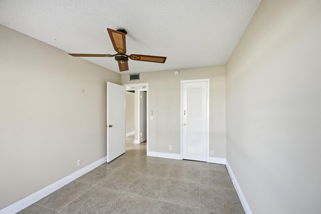 Building Photo - 476 Fanshaw L